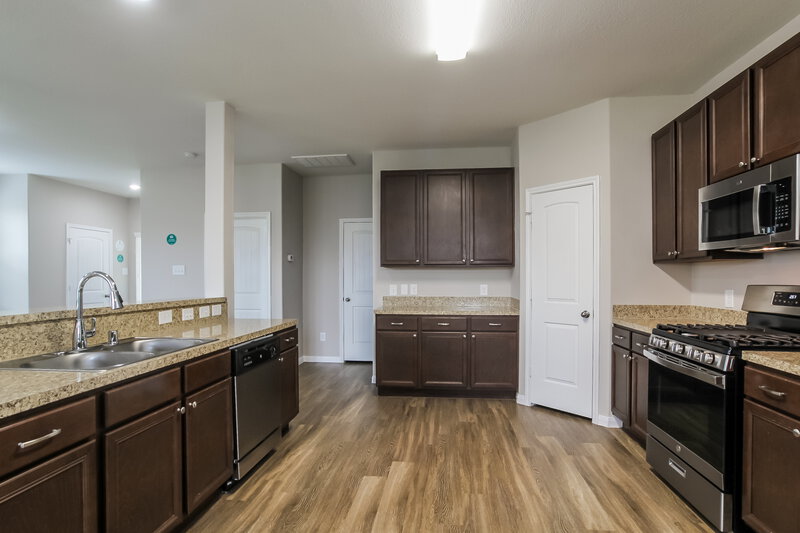 2,200/Mo, 10302 Urban Oak Trl Houston, TX 77044 Kitchen View