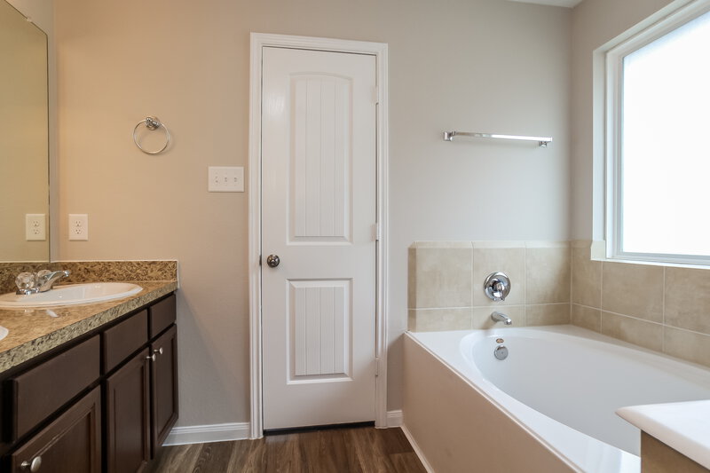 2,200/Mo, 10302 Urban Oak Trl Houston, TX 77044 Main Bathroom View