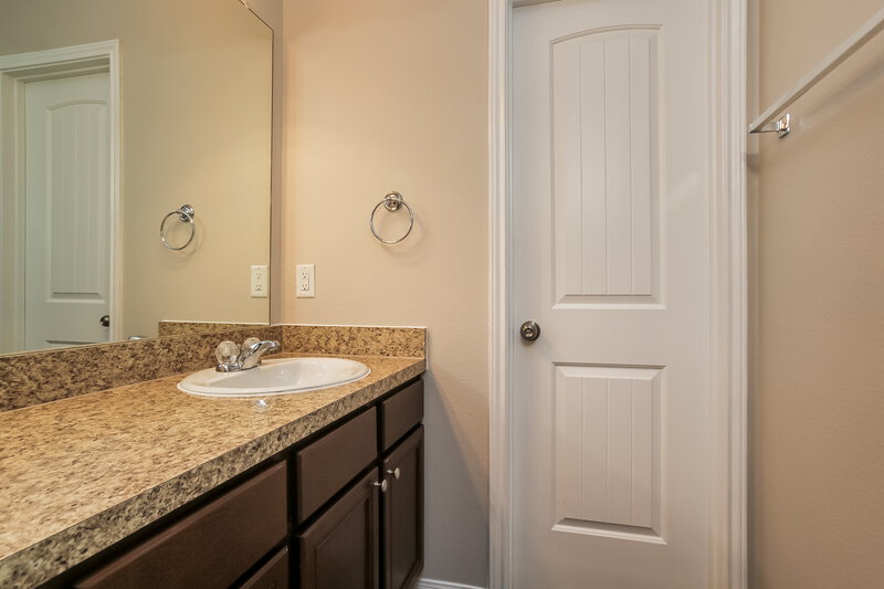 2,200/Mo, 10302 Urban Oak Trl Houston, TX 77044 Main Bathroom View 2