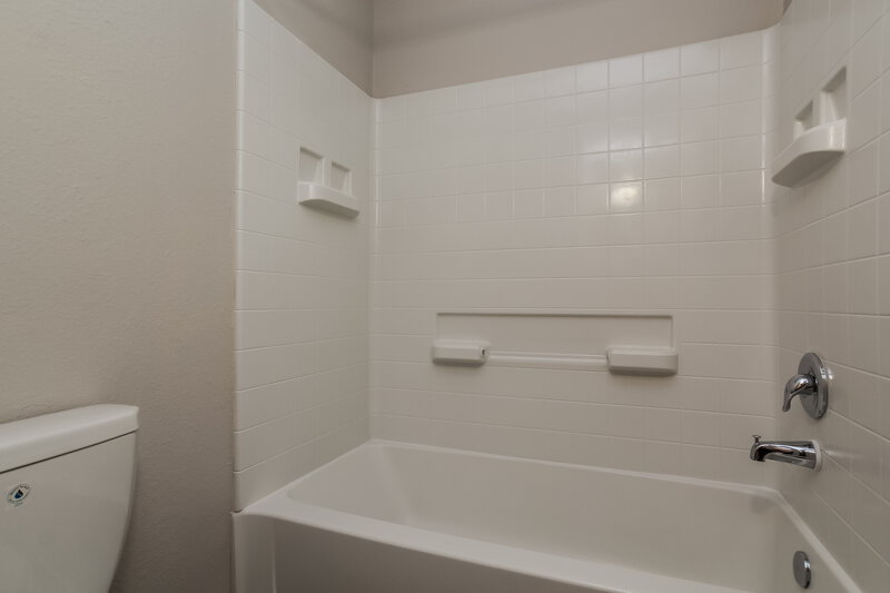 2,200/Mo, 10302 Urban Oak Trl Houston, TX 77044 Main Bathroom View 3