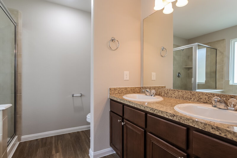 2,200/Mo, 10302 Urban Oak Trl Houston, TX 77044 Bathroom View