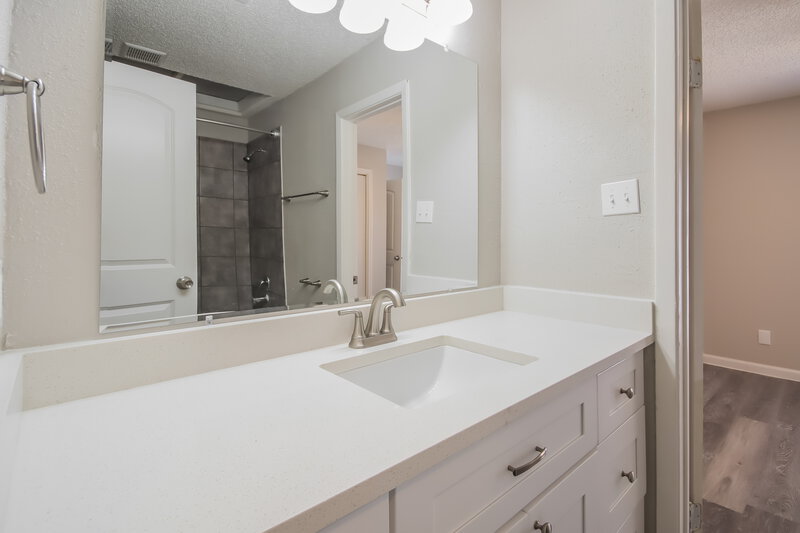 2,000/Mo, 8718 Ketchwood Dr Houston, TX 77099 Bathroom View