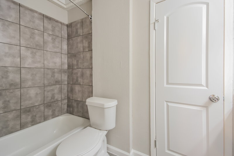 2,000/Mo, 8718 Ketchwood Dr Houston, TX 77099 Bathroom View 2