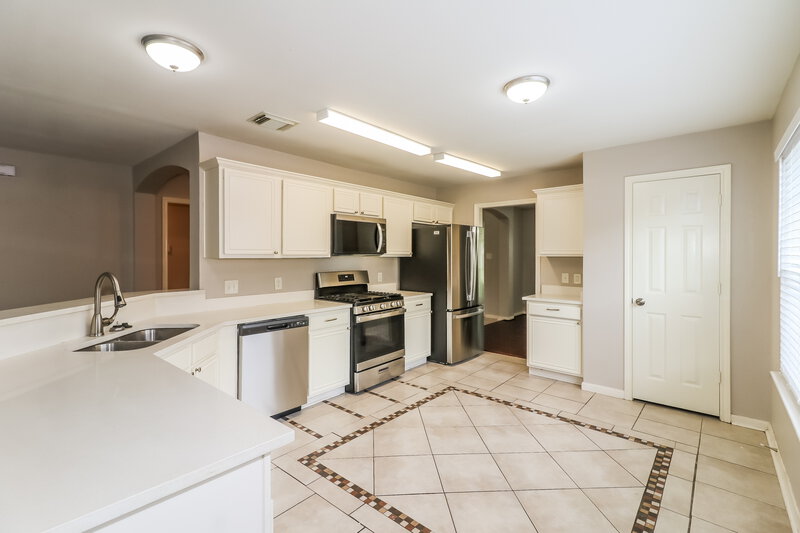 2,110/Mo, 4839 Callery Creek Dr Houston, TX 77053 Kitchen View 2