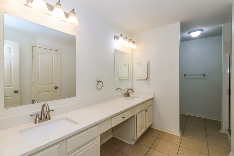 2,110/Mo, 4839 Callery Creek Dr Houston, TX 77053 Main Bathroom View