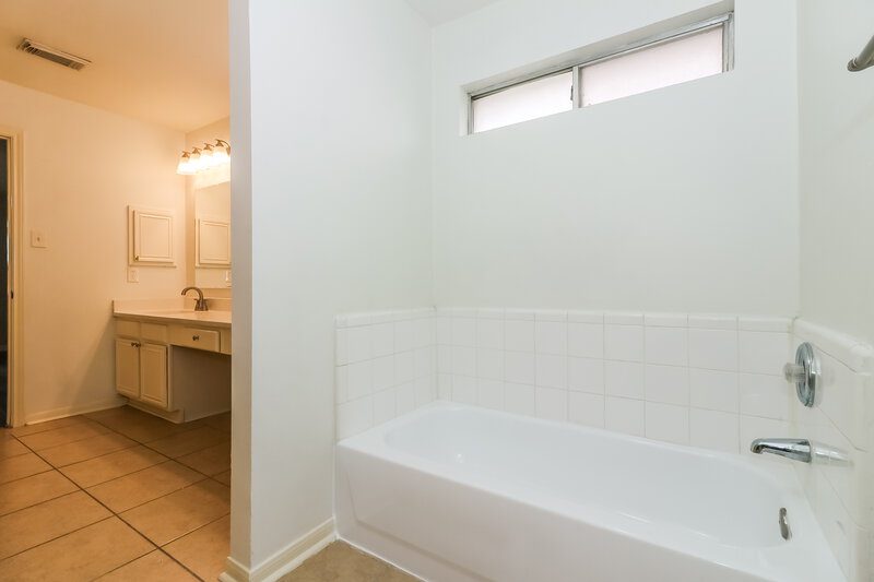 2,110/Mo, 4839 Callery Creek Dr Houston, TX 77053 Bathroom View