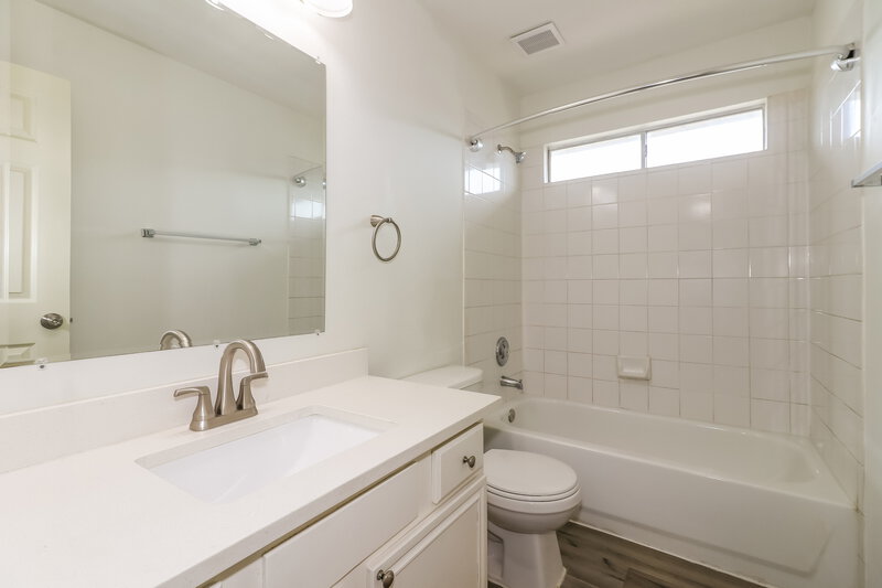 2,110/Mo, 4839 Callery Creek Dr Houston, TX 77053 Bathroom View 2