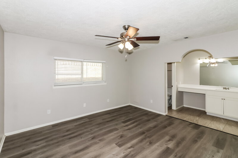 1,960/Mo, 2138 Pilgrims Point Dr Friendswood, TX 77546 Main Bedroom View