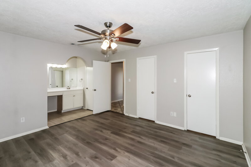 1,960/Mo, 2138 Pilgrims Point Dr Friendswood, TX 77546 Main Bedroom View 2