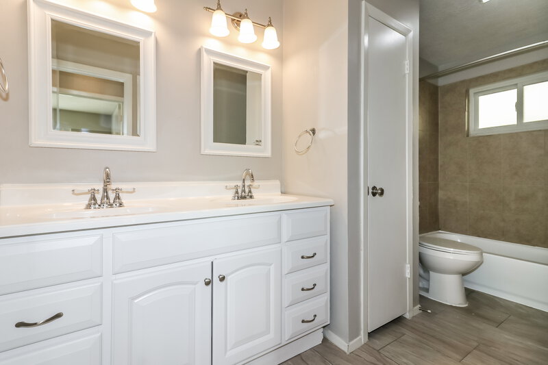 1,960/Mo, 2138 Pilgrims Point Dr Friendswood, TX 77546 Main Bathroom View