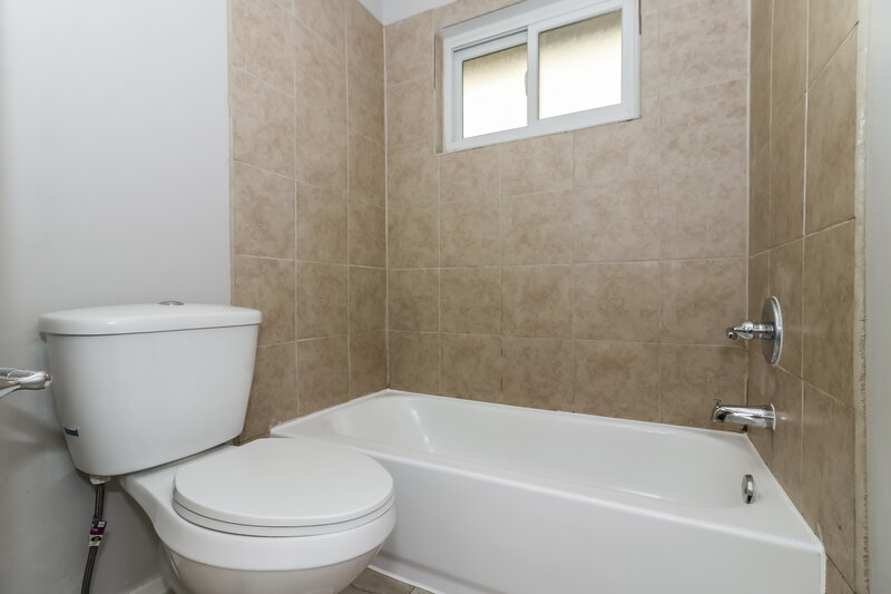 1,960/Mo, 2138 Pilgrims Point Dr Friendswood, TX 77546 Bathroom View