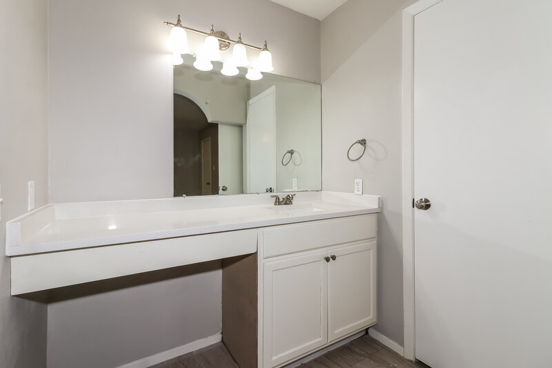 1,960/Mo, 2138 Pilgrims Point Dr Friendswood, TX 77546 Bathroom View 2