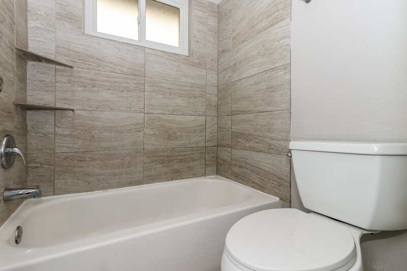 1,960/Mo, 2138 Pilgrims Point Dr Friendswood, TX 77546 Bathroom View 3