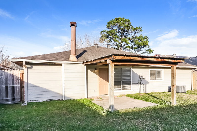 1,960/Mo, 2138 Pilgrims Point Dr Friendswood, TX 77546 Rear View