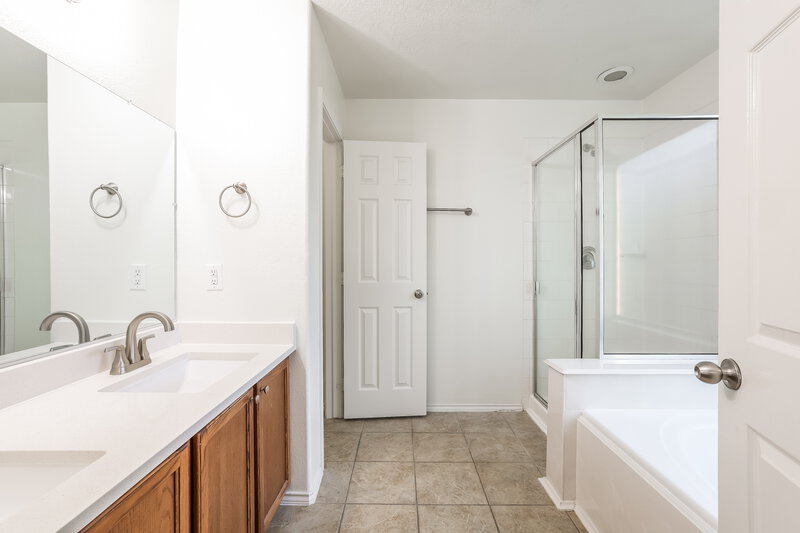 2,170/Mo, 2018 Greensford Ct Houston, TX 77049 Main Bathroom View