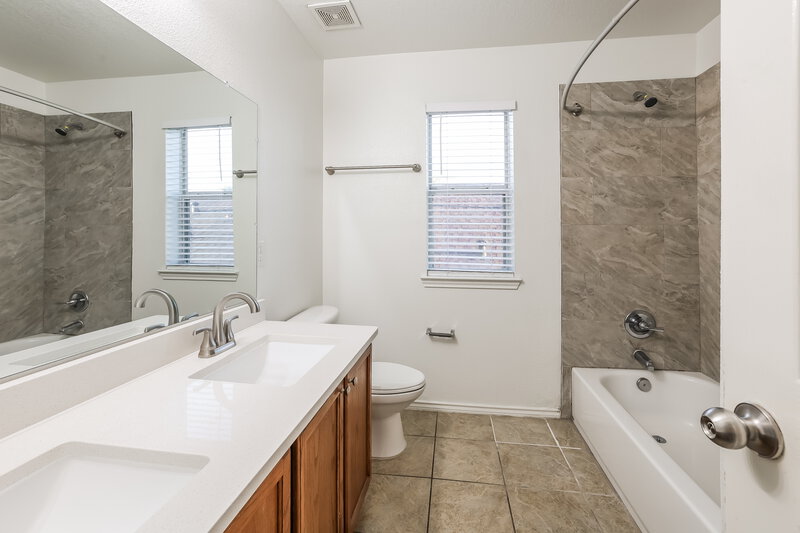 2,170/Mo, 2018 Greensford Ct Houston, TX 77049 Bathroom View 2