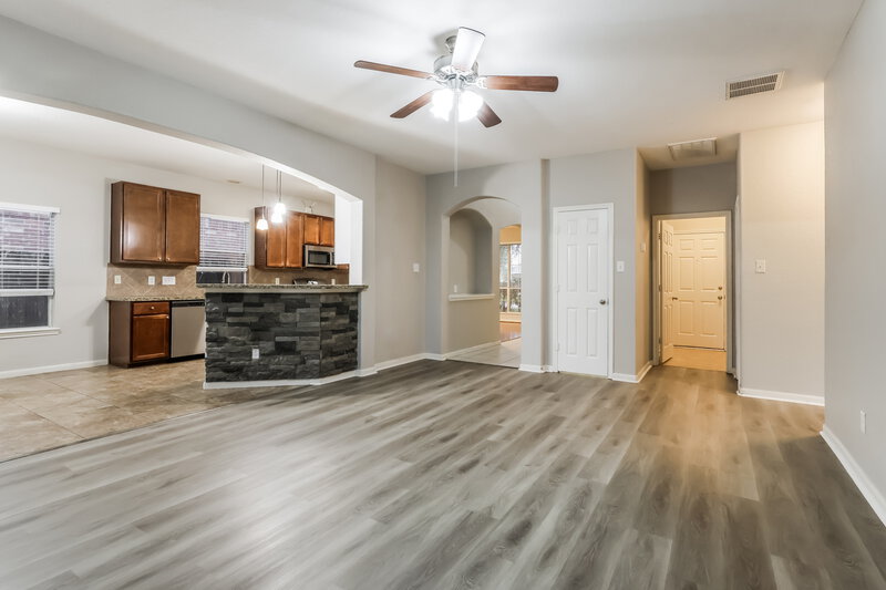 2,220/Mo, 12927 Pine Woods St Tomball, TX 77375 Living Room View 2