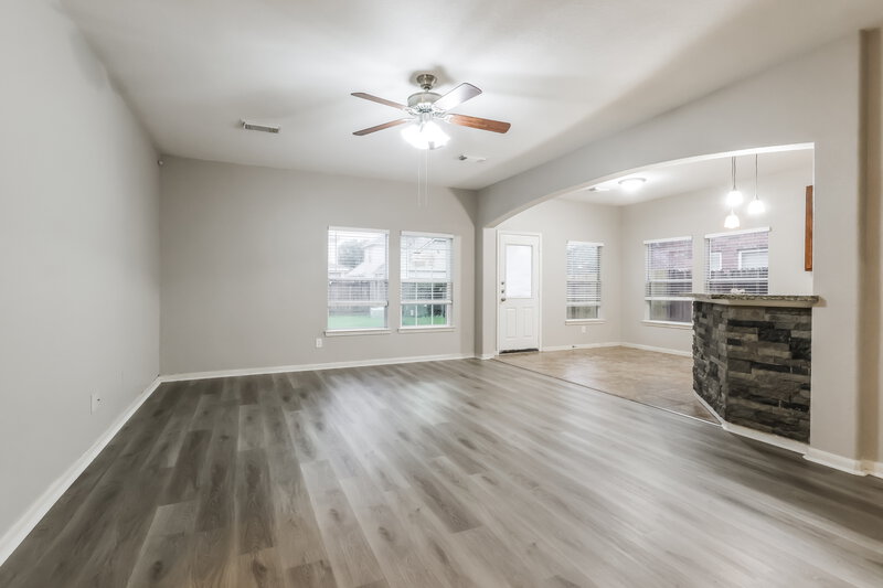 2,220/Mo, 12927 Pine Woods St Tomball, TX 77375 Living Room View 3