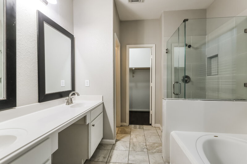 2,220/Mo, 12927 Pine Woods St Tomball, TX 77375 Main Bathroom View