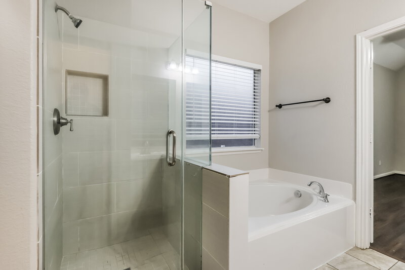 2,220/Mo, 12927 Pine Woods St Tomball, TX 77375 Main Bathroom View 2