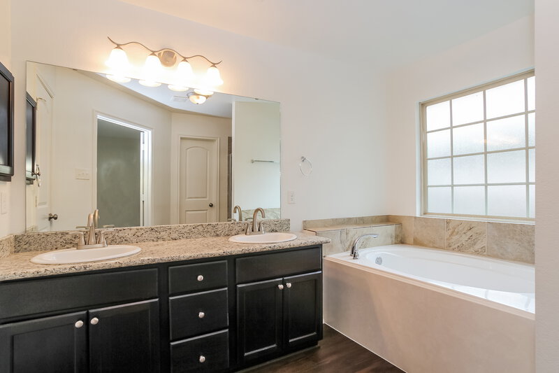 2,045/Mo, 5808 Olde Oaks Dr Willis, TX 77378 Main Bathroom View