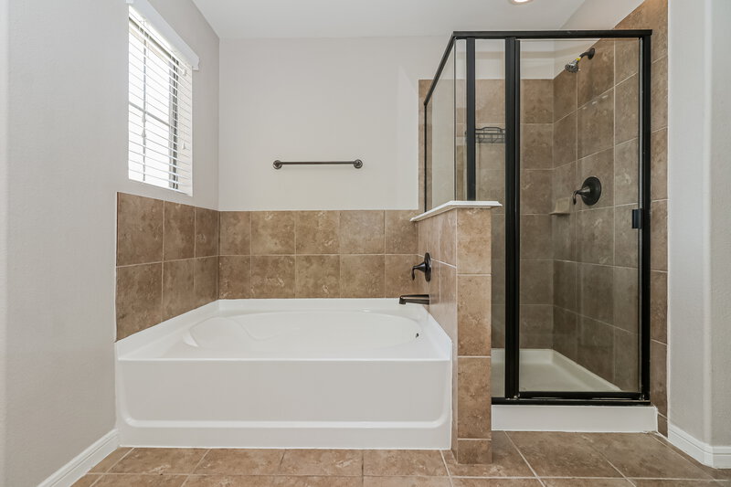 1,870/Mo, 6622 Honey Harvest Ln Houston, TX 77084 Main Bathroom View 2