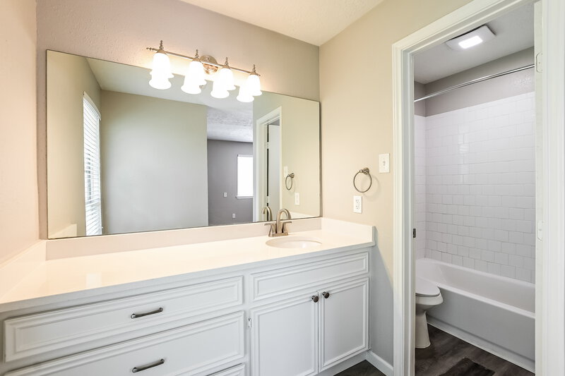 2,305/Mo, 2787 Pinewood Dr League City, TX 77573 Main Bathroom View