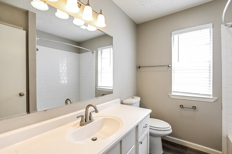 2,305/Mo, 2787 Pinewood Dr League City, TX 77573 Bathroom View 2