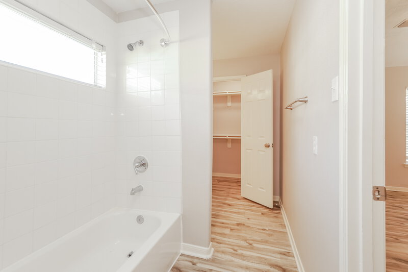 1,880/Mo, 11002 Northam Dr Tomball, TX 77375 Main Bathroom View