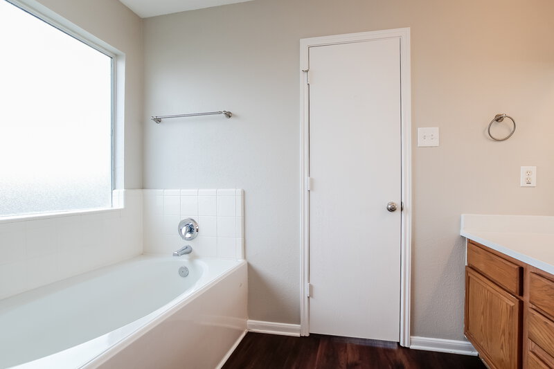 2,435/Mo, 23111 Postwood Oaks Dr Spring, TX 77373 Main Bathroom View 2