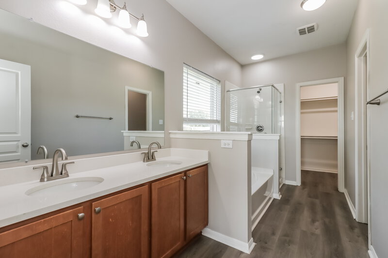 2,165/Mo, 3218 Grand Cane Ln Rosenberg, TX 77471 Main Bathroom View