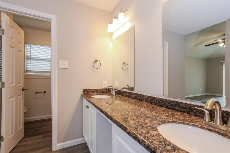 2,030/Mo, 16030 Vista Del Mar Dr Houston, TX 77083 Bathroom View