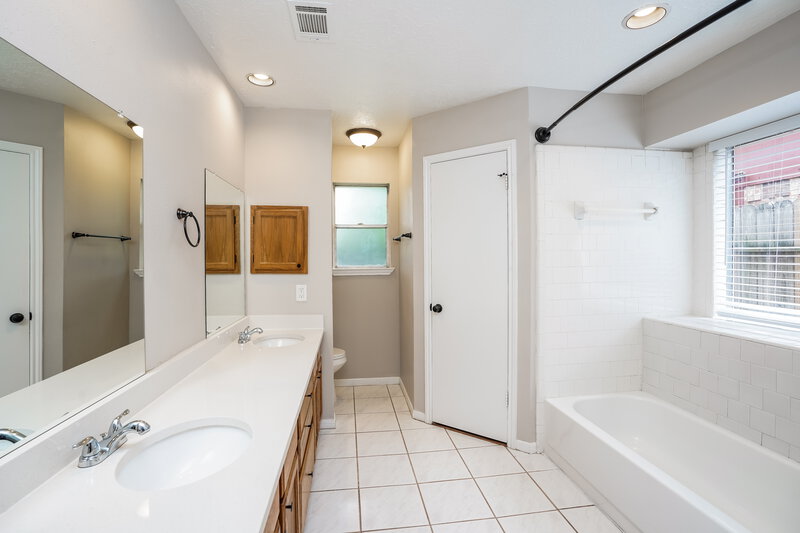 2,190/Mo, 3542 Lindenfield Dr Katy, TX 77449 Main Bathroom View