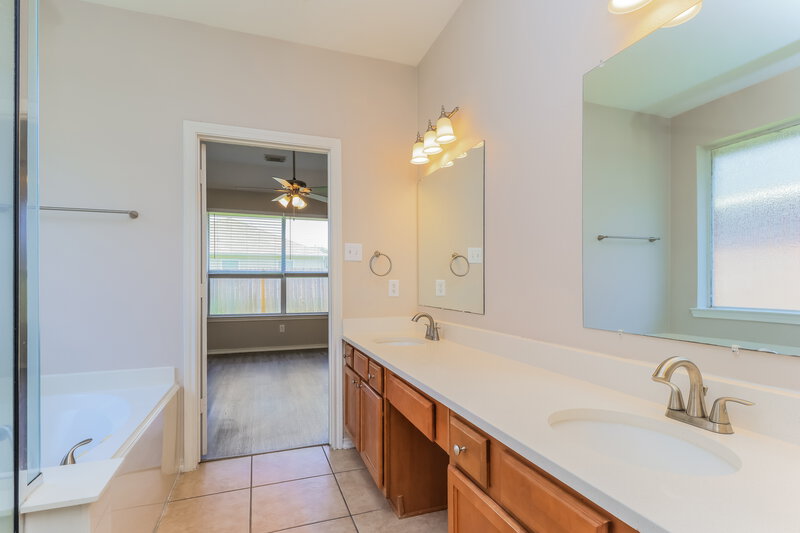 2,090/Mo, 4939 Forest Hurst Dr Spring, TX 77373 Main Bathroom View 2