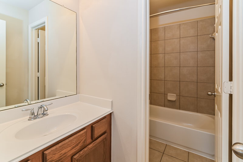 1,965/Mo, 13414 Southpoint Ln Houston, TX 77034 Main Bathroom View
