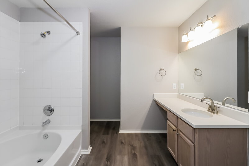 2,050/Mo, 5018 Oak Briar Ln Richmond, TX 77469 Main Bathroom View
