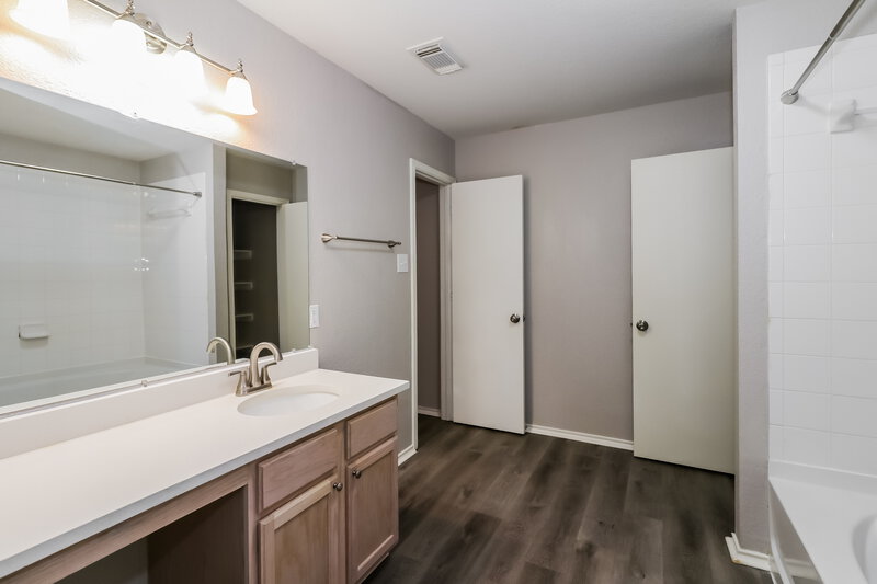 2,050/Mo, 5018 Oak Briar Ln Richmond, TX 77469 Main Bathroom View 2