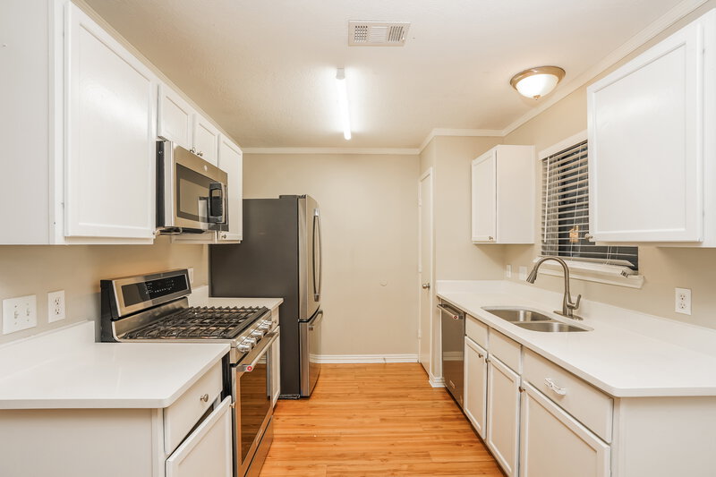 1,970/Mo, 19515 Rocky Bank Dr Tomball, TX 77375 Kitchen View 2