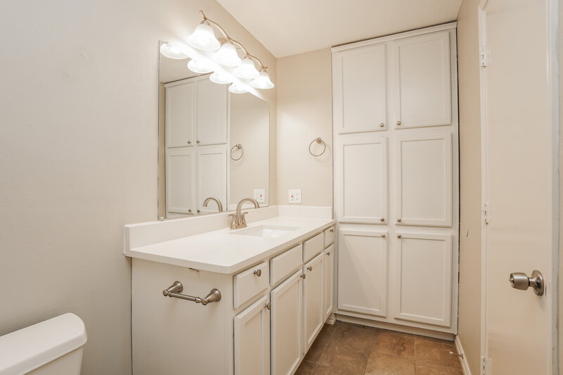 1,970/Mo, 19515 Rocky Bank Dr Tomball, TX 77375 Main Bathroom View