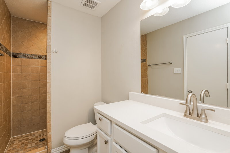 1,970/Mo, 19515 Rocky Bank Dr Tomball, TX 77375 Main Bathroom View 2