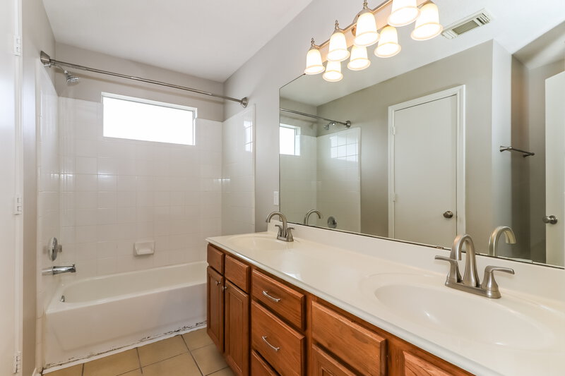 1,750/Mo, 15224 Tayport Ln Channelview, TX 77530 Main Bathroom View