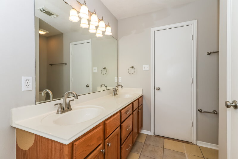 1,750/Mo, 15224 Tayport Ln Channelview, TX 77530 Main Bathroom View 2