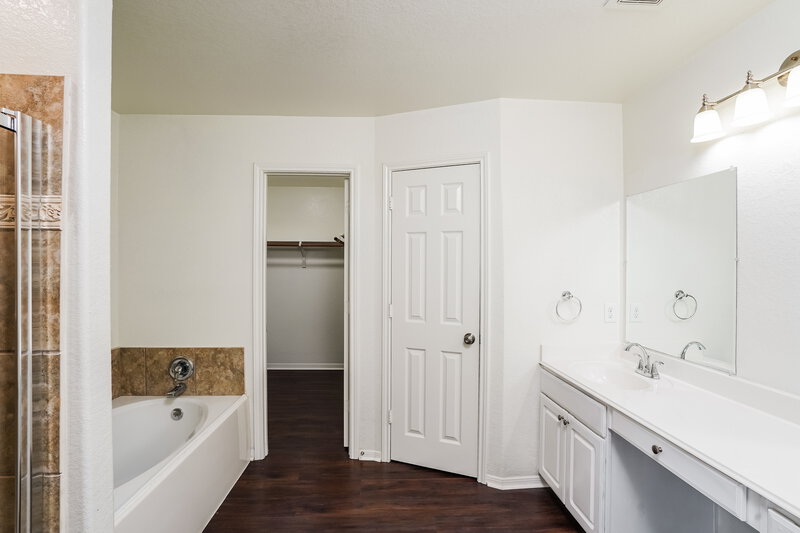 1,780/Mo, 7223 Fox Scene Dr Humble, TX 77338 Main Bathroom View