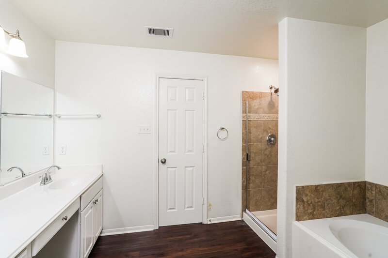 1,780/Mo, 7223 Fox Scene Dr Humble, TX 77338 Main Bathroom View 2