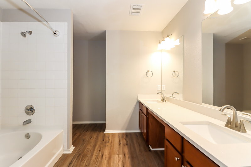 2,005/Mo, 5030 Arbury Hill Ln Richmond, TX 77469 Main Bathroom View