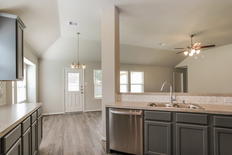 1,805/Mo, 15108 Meadow Gln S Conroe, TX 77306 Kitchen View 2