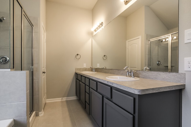 1,805/Mo, 15108 Meadow Gln S Conroe, TX 77306 Main Bathroom View