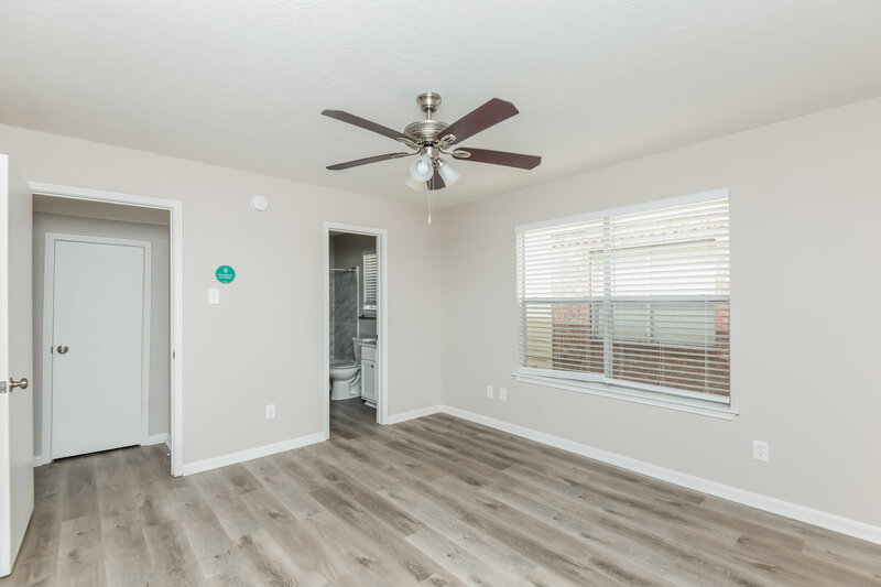 2,770/Mo, 8842 Iron Springs Dr Houston, TX 77034 Main Bedroom View 2
