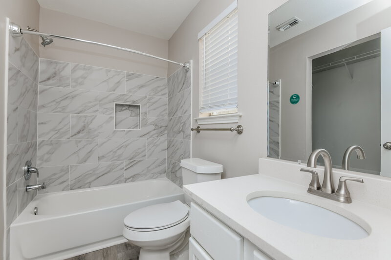2,770/Mo, 8842 Iron Springs Dr Houston, TX 77034 Main Bathroom View