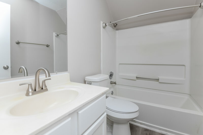 2,770/Mo, 8842 Iron Springs Dr Houston, TX 77034 Bathroom View